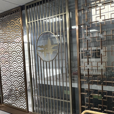 Architektoniczna ścianka działowa ze stali nierdzewnej Wykonana na zamówienie metalowa przegroda ścienna
