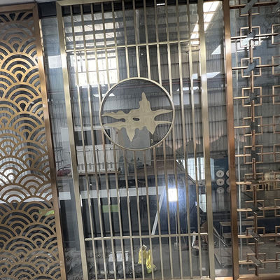 Architektoniczna ścianka działowa ze stali nierdzewnej Wykonana na zamówienie metalowa przegroda ścienna