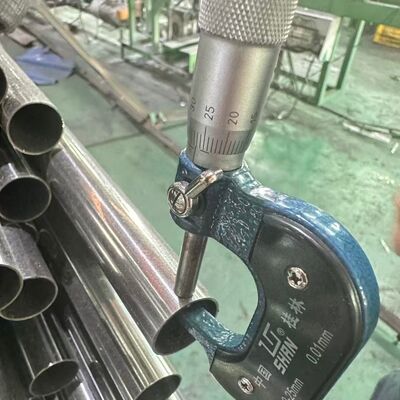 304L rurki ze stali nierdzewnej lustrzane lustrzane okrągłe kwadratowe prostokątne rury z dostosowaną długością do dekoracji budynku