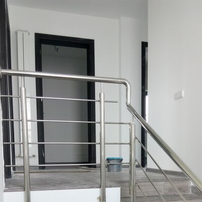 Kolano poręczy ze stali nierdzewnej SS201, SS304 i SS316 90° krótkie do rur okrągłych 25,4–50,8 mm